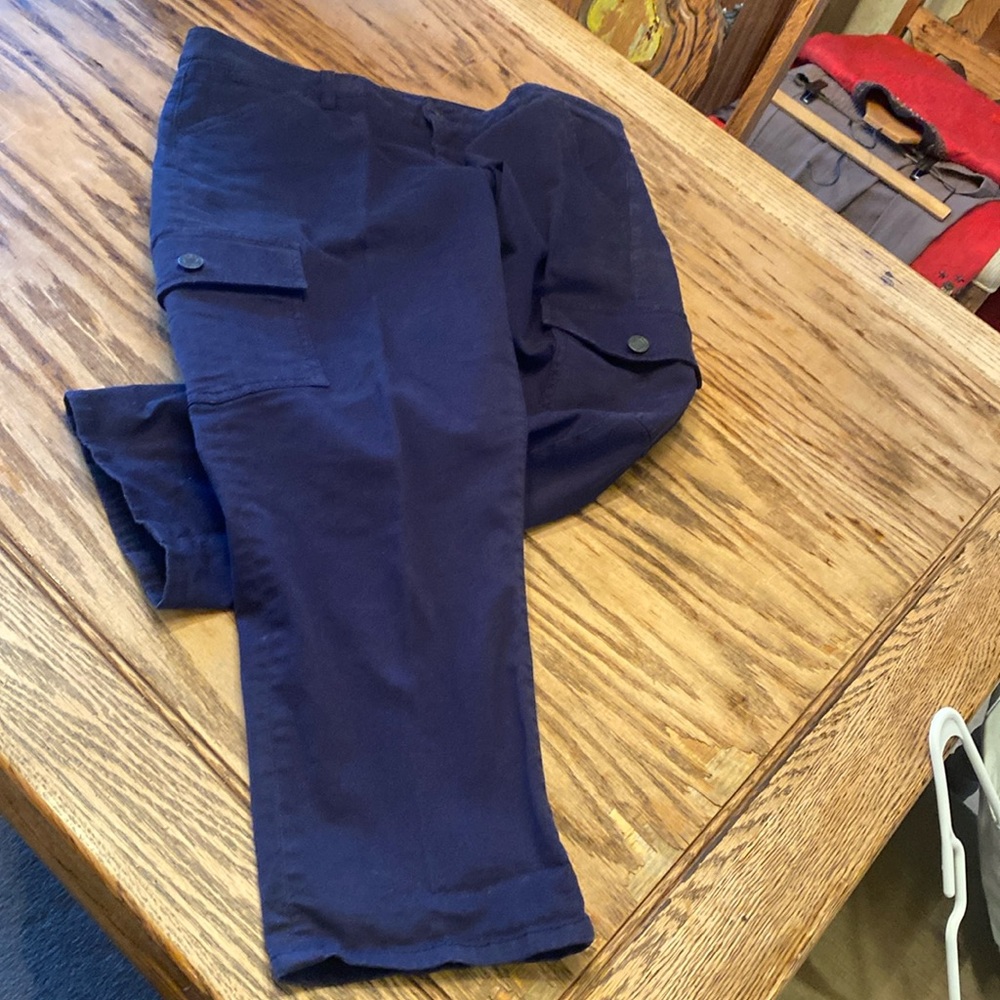 Talbots signature fit capri cargos